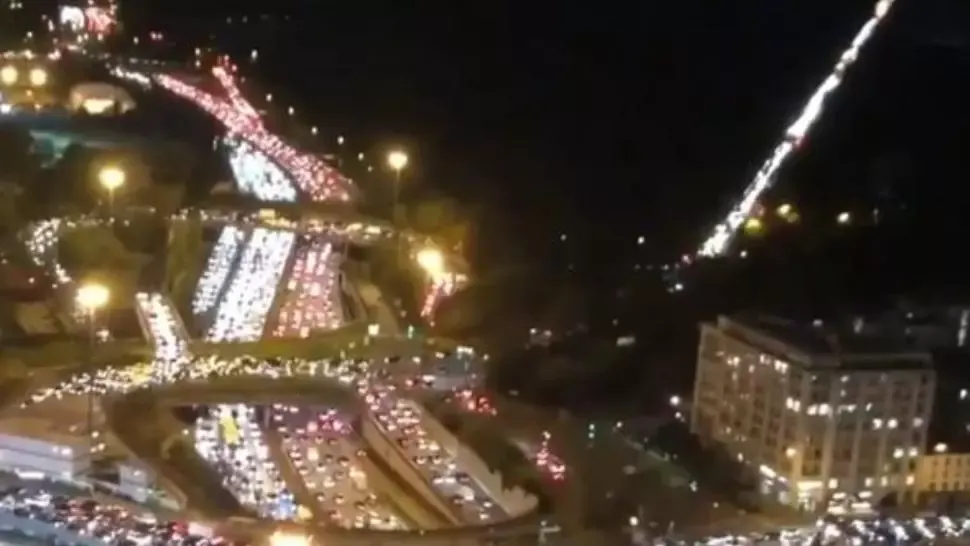 VIDEO Sute de kilometri de cozi la ieșirile din Paris. "Orașul luminilor" se pregătește de stingere
