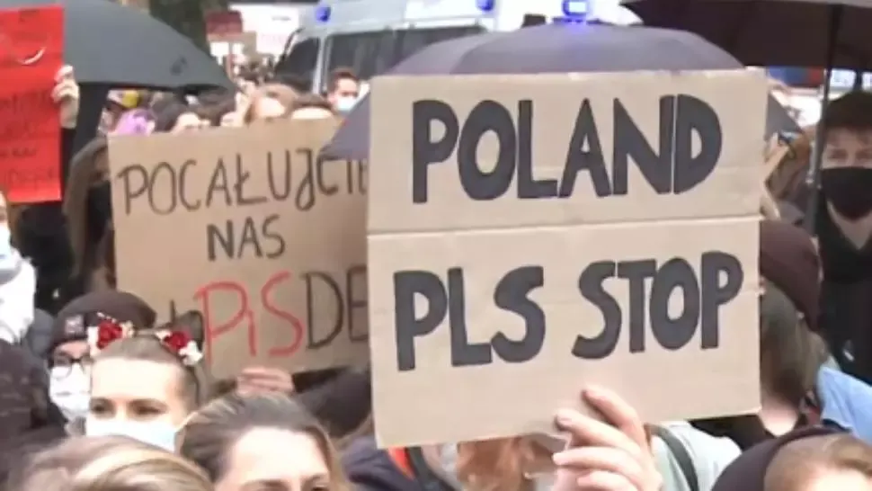 Proteste în Polonia - Mii de oameni scandează împotriva interzicerii avortului