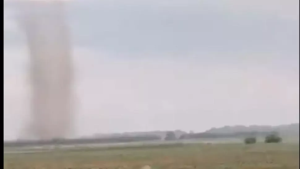 VIDEO/ Tornadă surprinsă pe un câmp din Tulcea