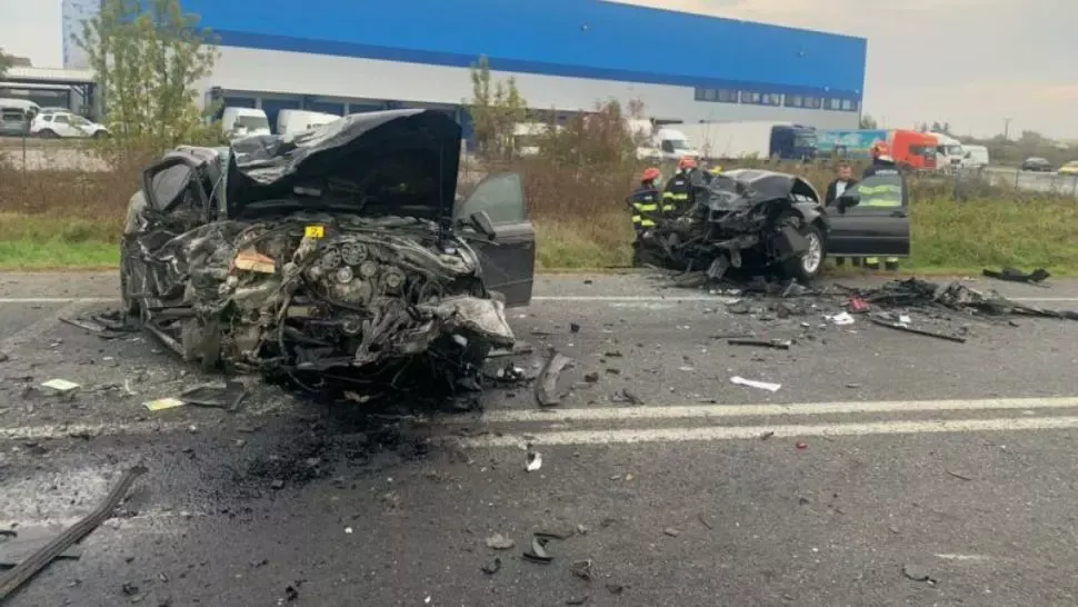 Accident grav, lângă Timișoara: 3 tineri au ajuns la spital, în stare gravă, după un impact frontal