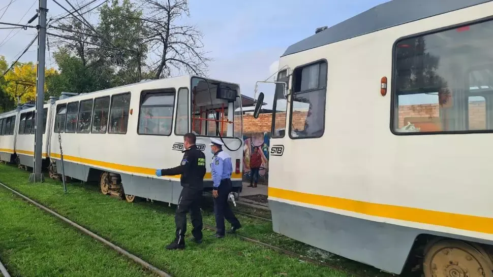 FOTO Accident grav în București, două tramvaie s-au ciocnit, patru persoane au fost rănite