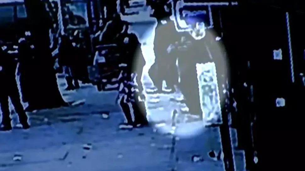 Incident șocant: un bărbat a fost înghițit de pământ, în timp ce se plimba pe trotuar - IMAGINI tulburătoare