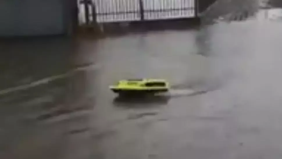VIDEO Prăpăd în Focșani, inundații pe străzi și în subsoluri. Un focșănean a lansat barca pe străzi