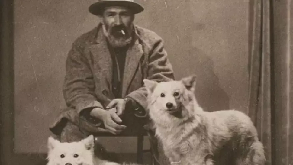 O fotografie cu Constantin Brâncuși, alături de câinele său, vândută cu 14.000 de euro la o licitație