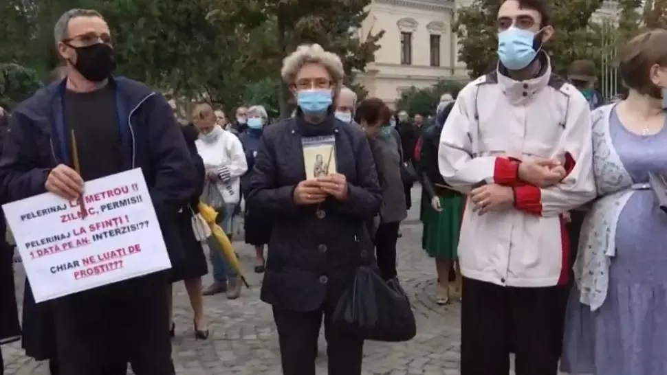 Protest inedit la Iași: SUTE de oameni au ieșit în stradă în semn de protest față de interzicerea pelerinajului și atingerea raclei cu moaște