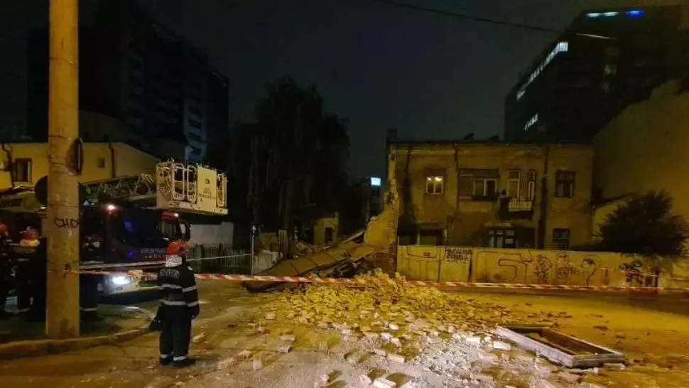 Alertă în București. O clădire monument-istoric s-a prăbușit - FOTO