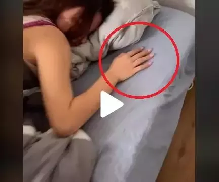 VIDEO – Ce a putut să-i facă iubitul, în timpul somnului, prietenei sale. A filmat totul
