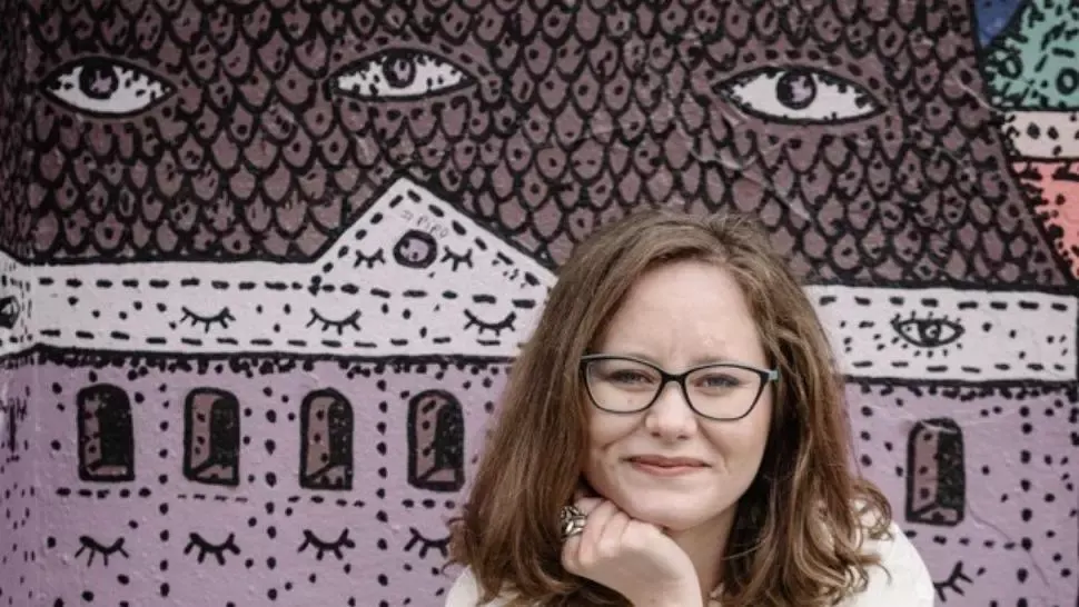 Înapoi în anii ’90, o călătorie cu cheia de gât. Interviu cu Diana Bădica, autoarea romanului „Părinți”