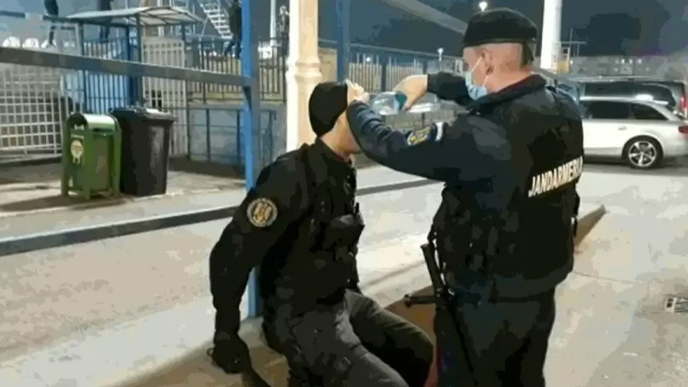 VIDEO Incident grav la meciul U Craiova - Rapid, un jandarm a fost lovit în față cu o torță