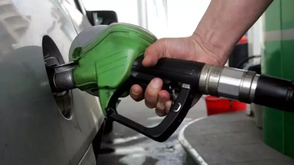 Prețurile carburanților, mai mici decât luna trecută. La ce să ne așteptăm din ianuarie: specialiștii trag un semnal de alarmă