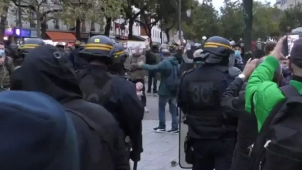 VIDEO Francezii au ieșit în stradă din cauza restricțiilor DURE antiCOVID-19. Guvernul vrea să prelungească măsurile până anul viitor