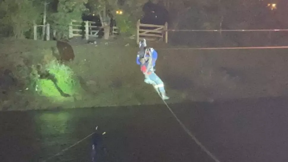 Misiune de salvare la Cluj! Un tânăr a rămas agățat de un cablu deasupra râului Someșul Mic