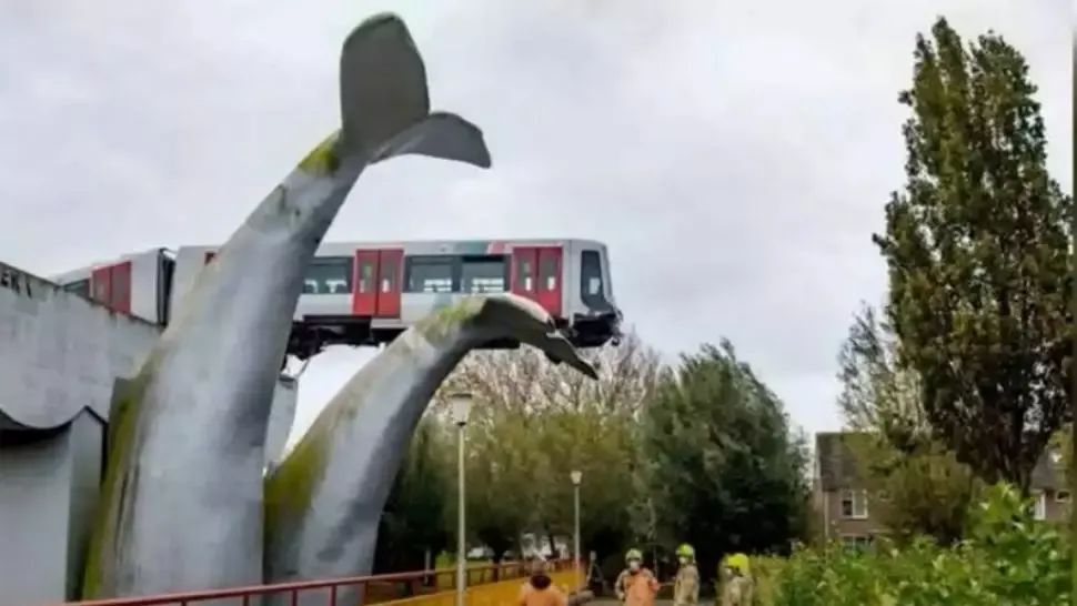 Accident spectaculos în Olanda. Un tren a fost oprit de la prăbușire de o sculptură imensă