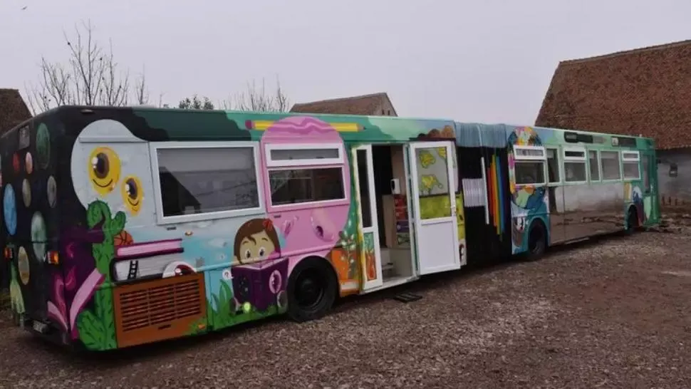FOTO Ce nu pot guvernanții, dar pot voluntarii. Un autobuz dezafectat, transformat într-o sală de clasă ultramodernă