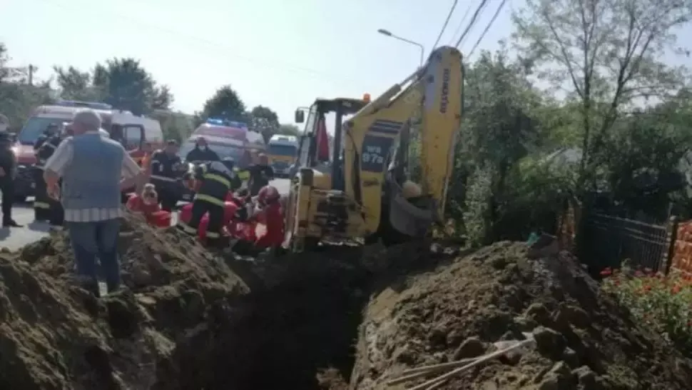 Operațiune de salvare în Râmnicu Vâlcea! Doi muncitori, prinși sub un mal de pământ
