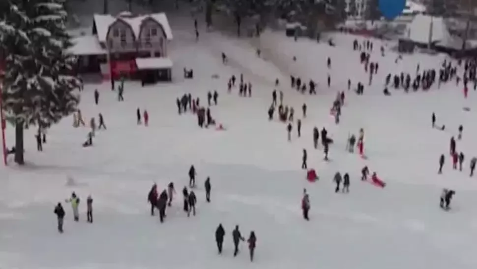 VIDEO/ A început minivacanța de 1 Decembrie! Peste 70% din locurile de cazare din Poiana Brașov, ocupate