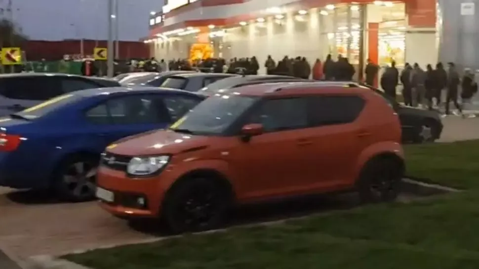 COVID la "promoție": Coadă la deschiderea unui magazin de electrocasnice din apropierea Capitalei
