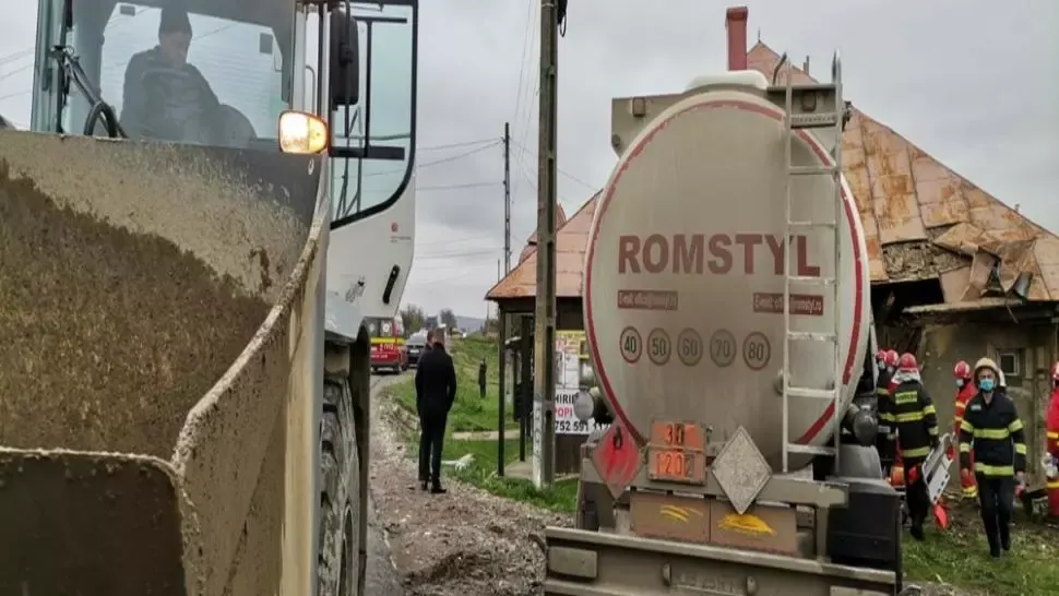 FOTO/ Accident incredibil în județul Iași: A intrat cu cisterna în casa unor localnici. Șoferul, rănit