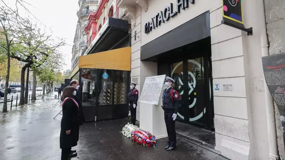 FOTO-VIDEO Cinci ani de la ATENTATELE teroriste din Paris - 130 de morți, printre care și doi români. Turnul Eiffel, iluminat în memoria victimelor