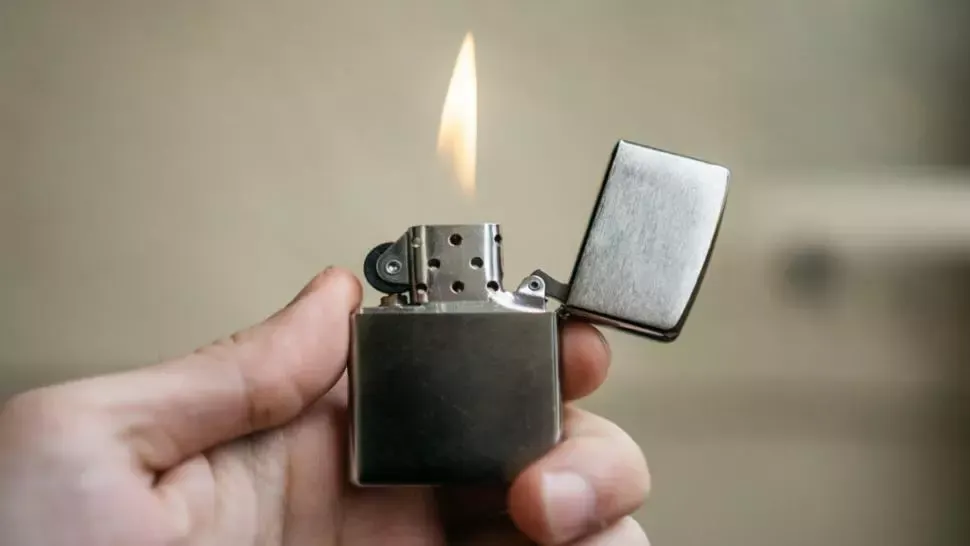 Gest disperat al unui bărbat: a vrut să-și dea foc în fața prefecturii