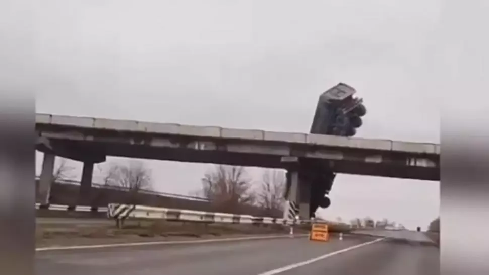 VIDEO Imagini șocante în Ucraina - Un camion a rămas suspendat deasupra șoselei după ce a derapat de pe un pod