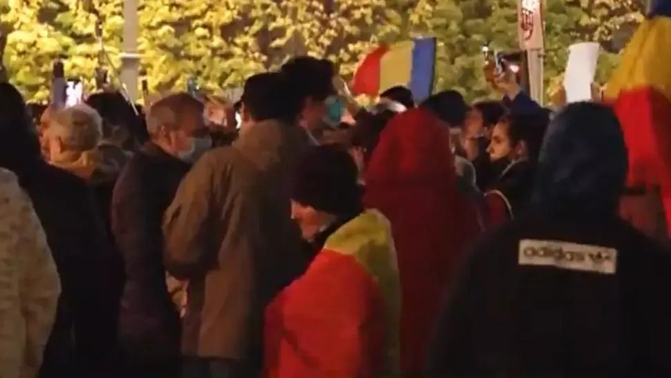 PROTEST în Piața Victoriei față de noile RESTRICȚII: Peste 300 de oameni se arată nemulțumiți de măsurile anticoronavirus