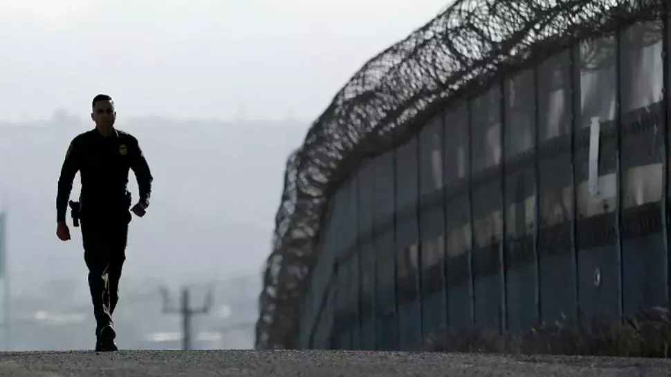  Peste 100 de migranți din Serbia au FORȚAT intrarea în România. S-a intervenit cu un elicopter al Inspectoratului General de Aviație