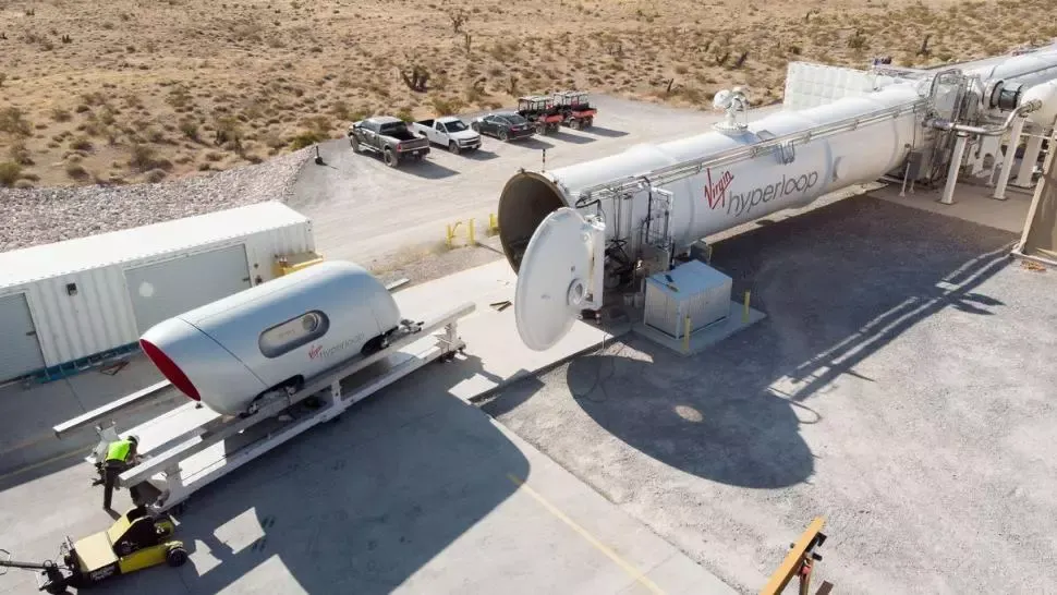 VIDEO | Primul test cu oameni pentru sistemul de transport Hyperloop: capsula a atins viteza de 160 km/h, dar poate depăși viteza sunetului