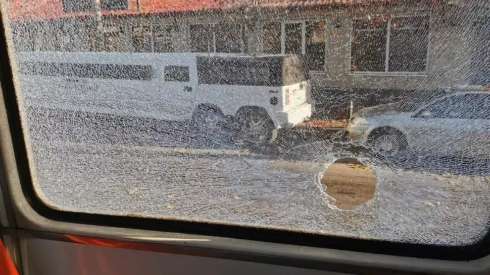 Împușcături în centrul Capitalei: s-a tras într-un autobuz cu călători. Poliția caută atacatorul
