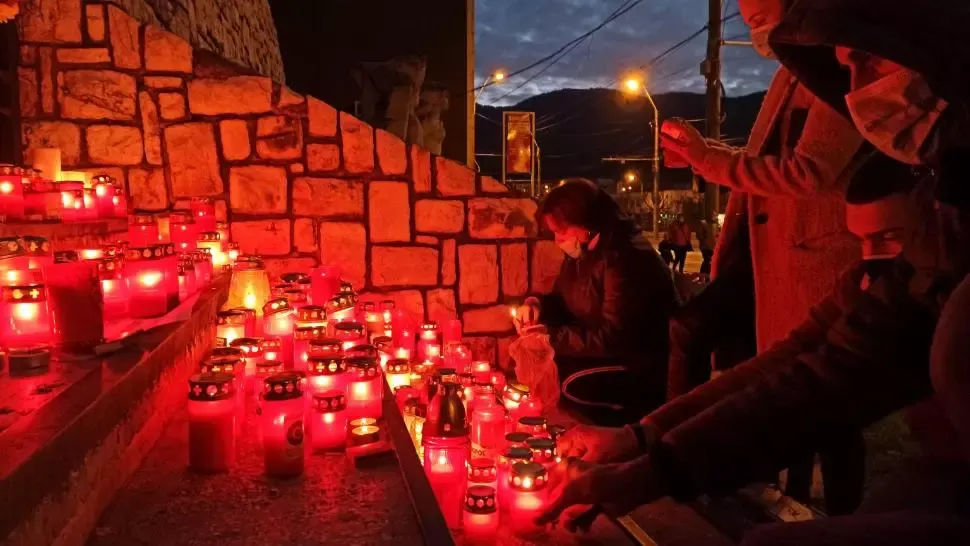 Marșul TĂCERII în municipiul Piatra Neamț după tragedia de la secția ATI: Oamenii au avut candele în mâini și au mărșăluit în liniște