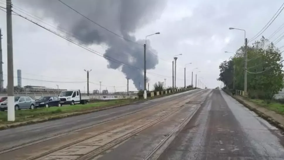 Incendiu puternic la o rafinărie din Ploiești