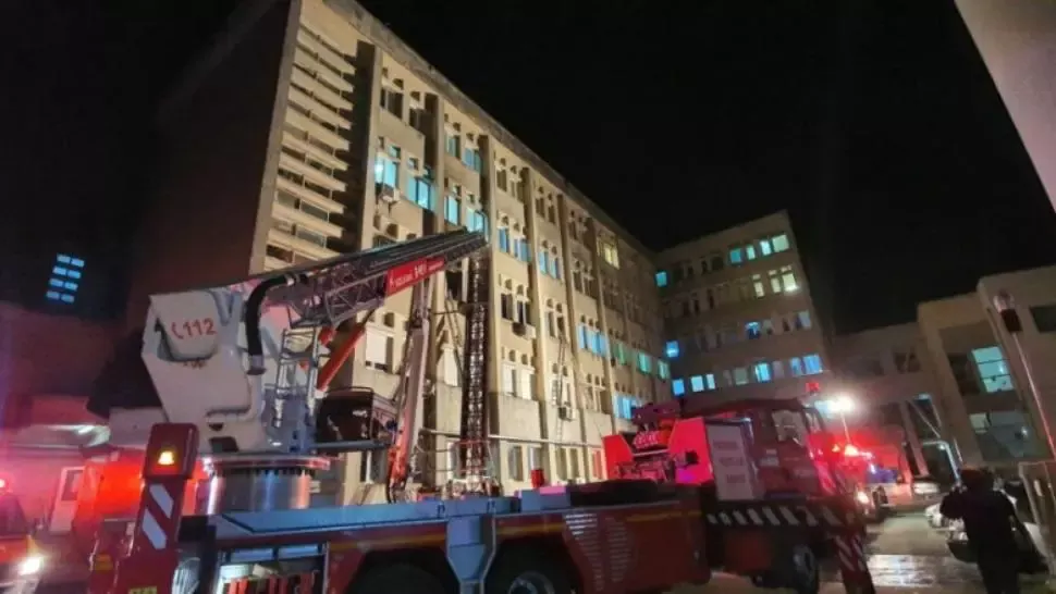 Prima plângere penală după incendiul din Spitalul de la Piatra Neamț, în urma căruia12 oameni au murit