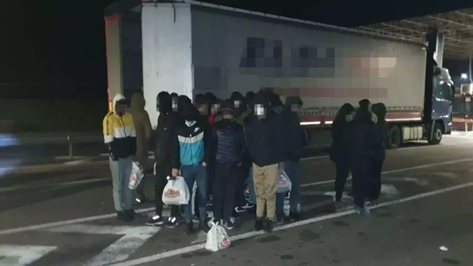  Peste 40 de migranți, prinși când încercau să treacă ilegal granița