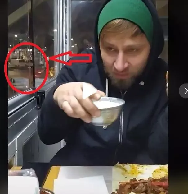 VIDEO – Mânca liniștit la restaurant când a simțit că cineva se uită insistent pe geam la el