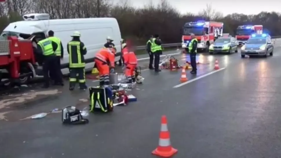 Un microbuz plin cu pasageri s-a răsturnat, în jud. Alba: un mort și un rănit 