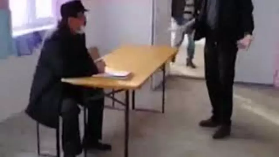Bătaie în primărie, la Vaslui: un fost primar l-a lovit pe fiul unui consilier local! MOTIVUL disputei - VIDEO