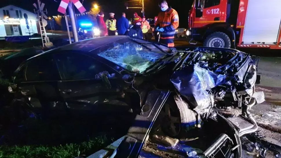 Accident TERIBIL în Timi: Mașină lovită în plin de un tren Inter Regio. O persoană rănită GRAV