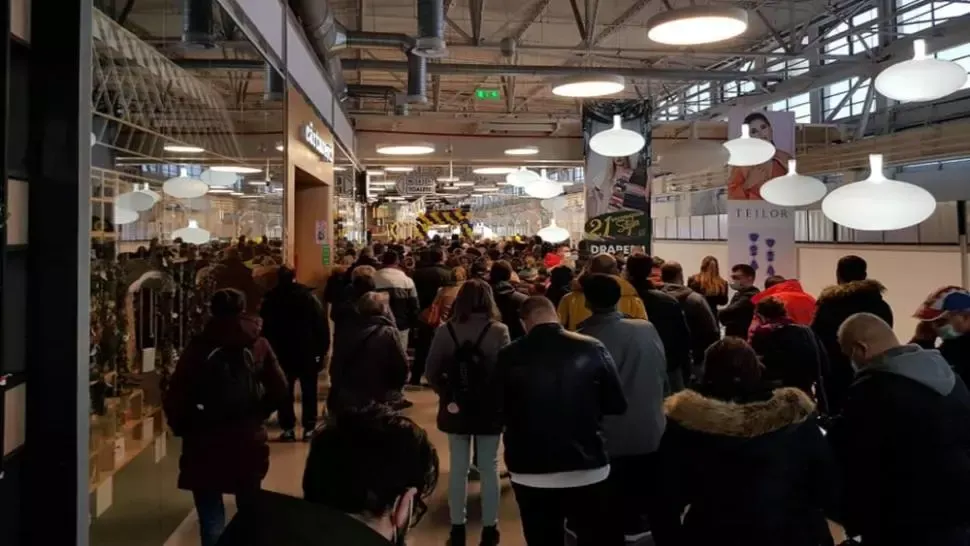 FOTO/  ÎNGHESUIALĂ la deschiderea unui magazin, în mall-ul din Craiova