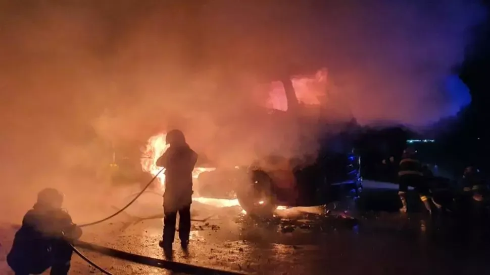  VIDEO. Incendiu în Dolj. Două vehicule parcate, în flăcări 