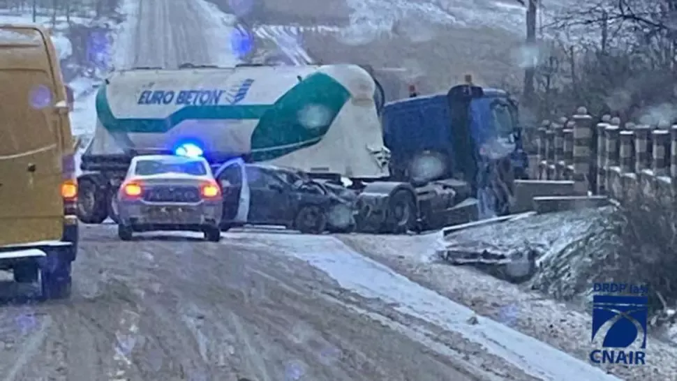 Vremea nefavorabilă face primele victime: Autoturism lovit de un autotren la Dărmănești, județul Suceava