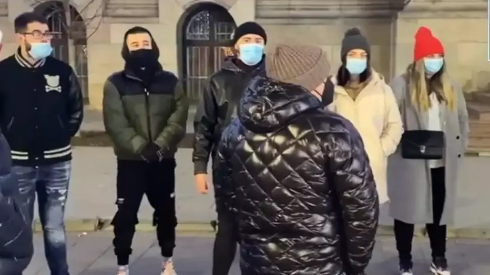 Patronii de restaurante şi cafenele, din Craiova, protest în faţa Prefecturii Dolj, în urma deciziei de reintrare în Scenariul Roşu