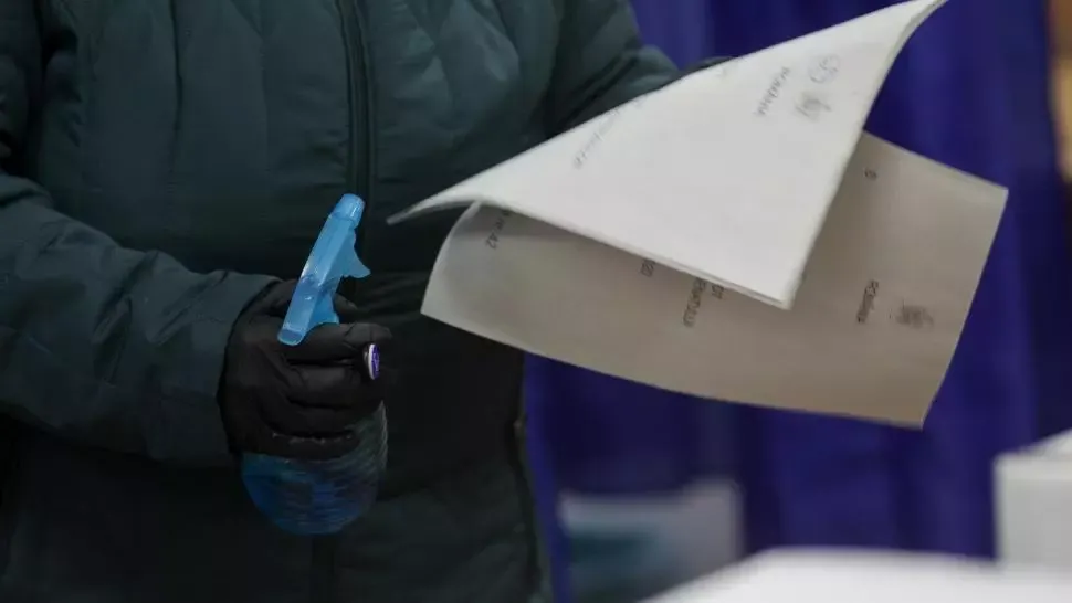 Alegeri prezidențiale 2025. Poliția face anchete după ce mai mulți români din diaspora și-au filmat buletinele de vot și au postat imaginile pe rețele de socializare