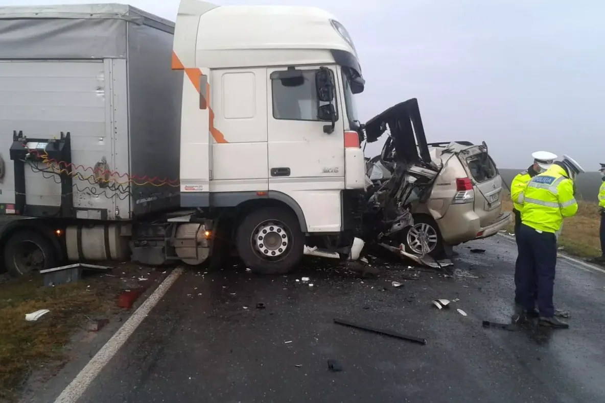 VIDEO - Accident grav, în jud. Brăila. Impact violent între 3 mașini, între care un autobuz: doi morți, doi răniți - Traficul este oprit