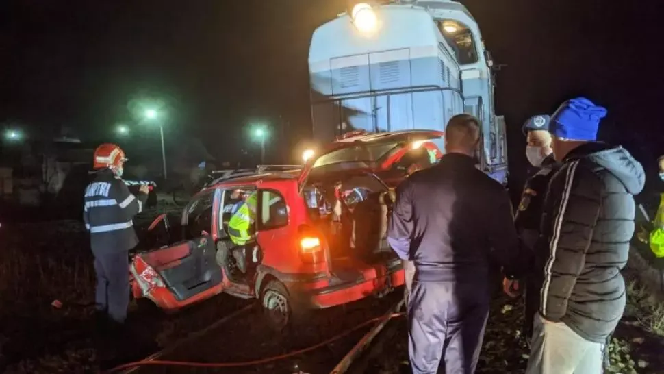 FOTO Moarte tragică pe calea ferată în Bistrița-Năsăud! Un mărfar a lovit o mașină - un bărbat a decedat și cele două fetițe ale sale au fost rănite