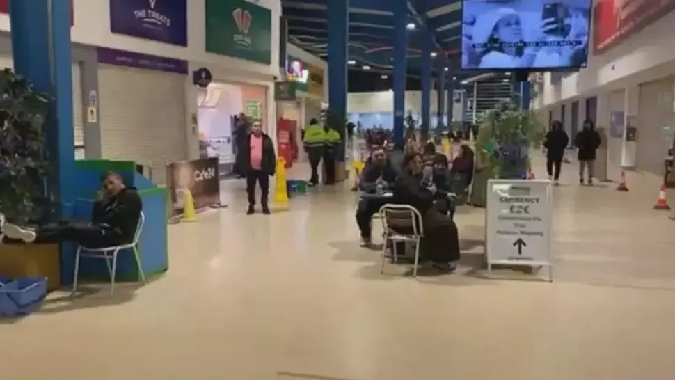 Aglomerație de nedescris la intrarea în țară: mii de români au fugit din Anglia de frica noului tip de COVID - Toți românii care vin din UK intră în CARANTINĂ