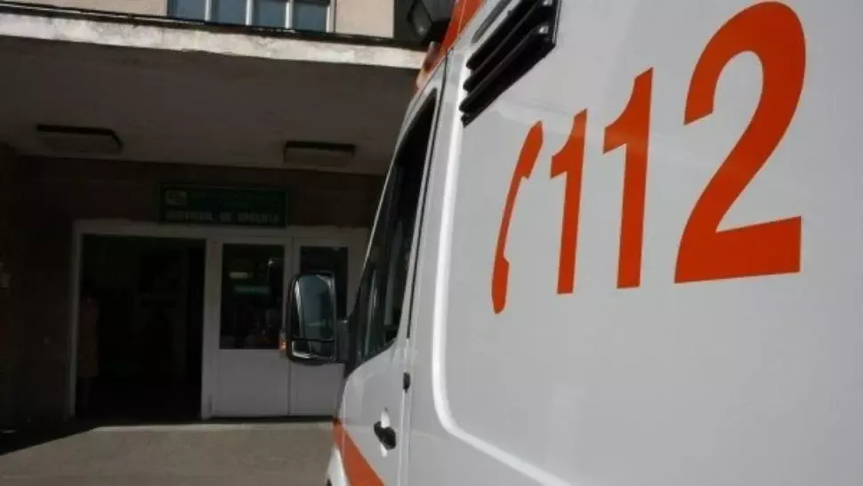 O ambulanţă care transporta o gravidă în vârstă de 16 ani s-a RĂSTURNAT pe DN 71 - Asistentul medical şi pacienta prezintă mai multe contuzii