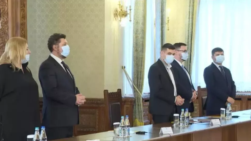 Protest față de ofițerii din partidul ANTIMASCĂ: Se cere demisia a doi parlamentari AUR, implicați în reprimarea Revoluției