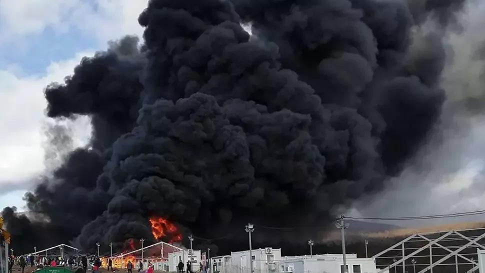 VIDEO | Incendiu devastator într-o tabără de migranți din Bosnia. Focul ar fi fost pus intenționat