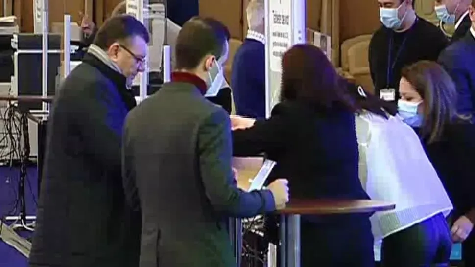 Sfidare la Parlament. Nou deputat PSD, fără mască la preluarea mandatului