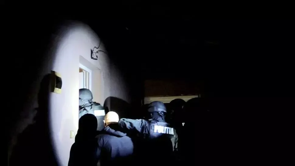 VIDEO Percheziţii în Bucureşti şi patru judeţe, la fabricanți clandestini de țigări